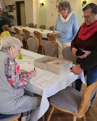 Rita Pohlmey (li.) signierte auf Wunsch ihr Buch.