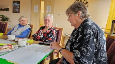 Die Anwesenden lauschten der Vorstellung des neuen Heimatkalenders 2025 von Theresia Gebauer (re.).