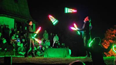 Akrobatik mit Lichtelementen