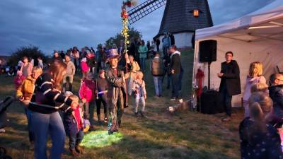 viele Kinder kamen mit ihren Laternen 