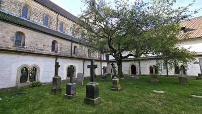 Kloster Marienberg - Innenhof mit Grabstellen