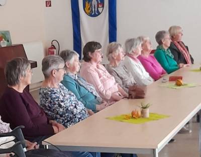 Besucher hörten aufmerksam zu.