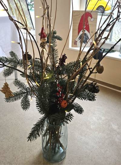 Der Saal im Bürgerhaus wurde weihnachtlich dekoriert.