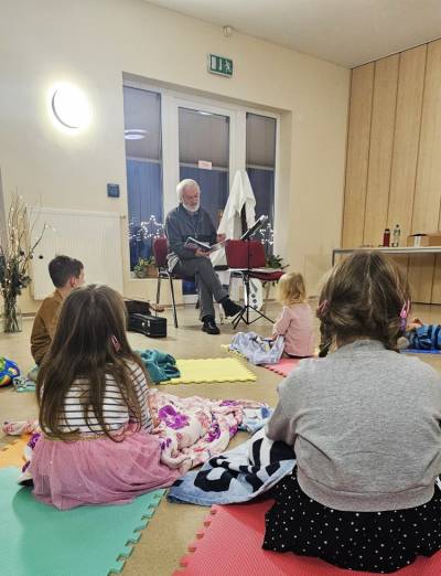 Ulrich Kriehn liest Weihnachtsgeschichten vor.