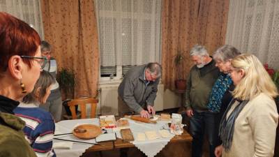 Der praktische Teil: Ulrich Rode (Mitte) drückte den vorbereiteten Teig in eine Backform für Honigkuchen.