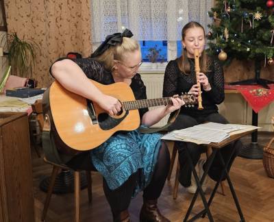 v.l. musikalische Begleitung durch Enkelin Antje Howe-Schoberth mit der Gitarre und Urenkelin Helene Schoberth auf der Sopranfl?te