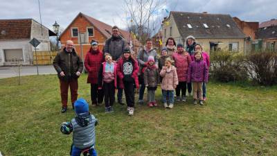Teilnehmer des Ostereierbaumschmückens in Jerichow