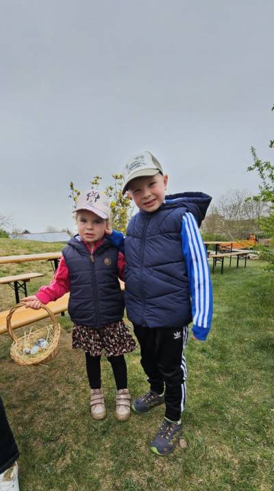 Geschwisterpaar wartet auf seinen Einsatz