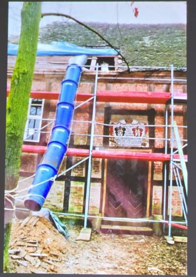 Sanierungsarbeiten des Daches und der Fassade der Kirche