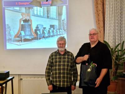 v.l. Karl Eisenbein bedankt sich bei Rainer Kuhn mit einem Präsent