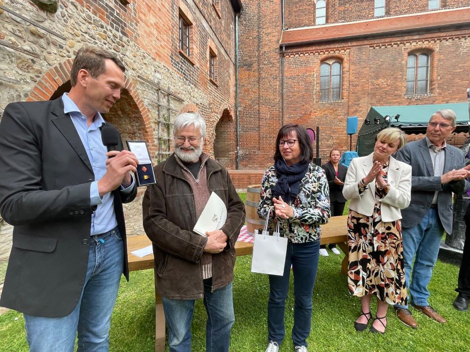 v.l.: Landrat Dr. Steffen Burchhardt, Karl Eisbein, Vereinsvorsitzende Yvette Below, Bürgermeister der EHG Cathleen Lüdicke, Ortsbürgermeister Andreas Dertz