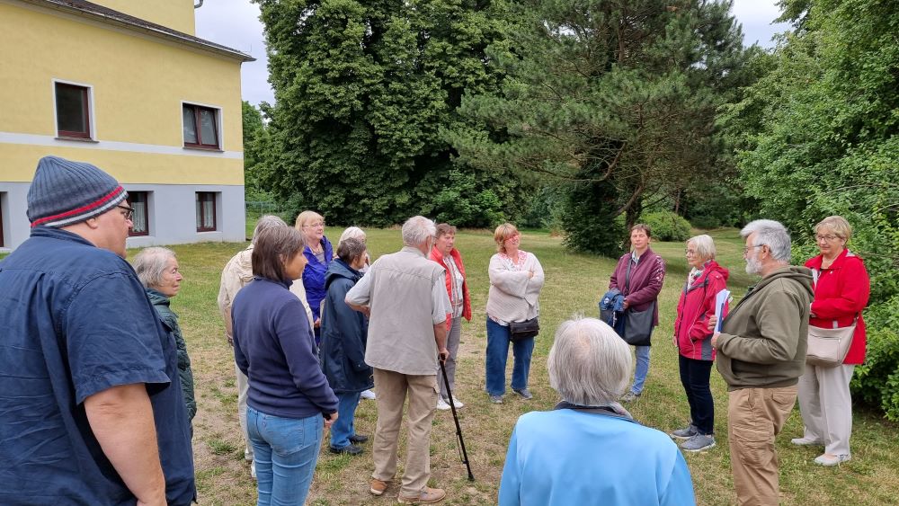 Rundgang durch den Gutspark in Grieben