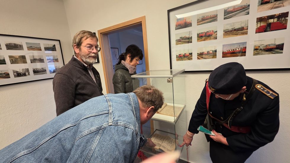 Besucher der Ausstellung Genthiner Kleinbahn
