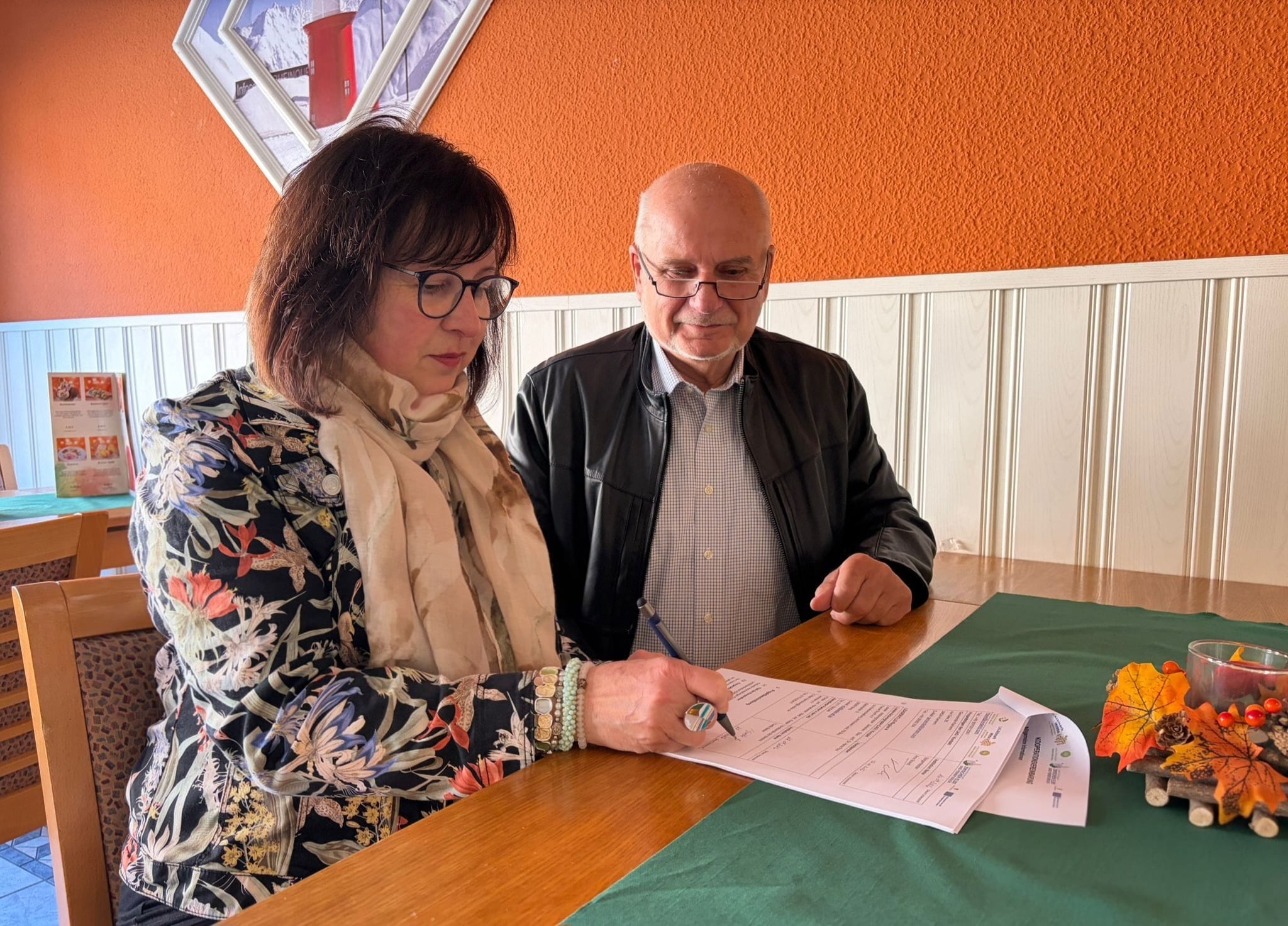 Foto: Yvette Below vom Förder- und Heimatverein Stadt und Kloster Jerichow und Dr. Heinz Paul, Vorsitzender der LAG Elfi bei der Unterzeichnung der Kooperationsvereinbarung. (©LGSA mbH)