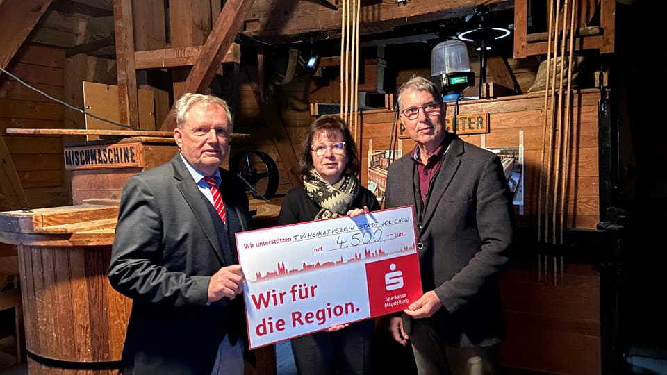 v.l.: Norbert Dierkes, Vorstandsmitglied der Sparkasse MagdeBurg, Vereinsvorsitzende Yvette Below, Ortsbürgermeister Andreas Dertz