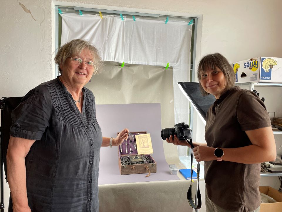 v.l. Theresia Gebauer und Claudia Hartung bei der Erfassung von Exponanten für die digitale Sammlung