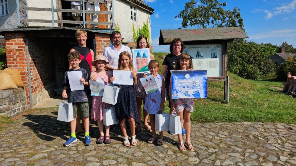 Alle Gewinner: vordere Reihe v.l.: Franz Belau, Emma Wilke, Mayla Zander, Mayla Lücke, Nelly Muszynska
Hintere Reihe: Catharina Bertram (Verein), Philipp Jahn (Kloster Jerichow), Oriiana Makarenko, Yvette Below (Verein)

