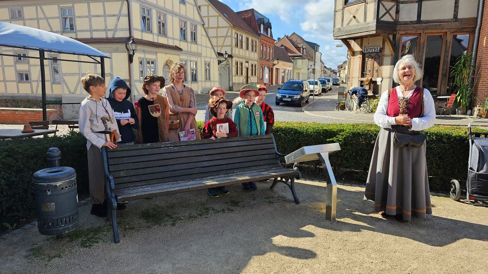 Die Tangermünder Stadtführerkinder, geführt von Petra Hoffmann (re.), haben uns empfangen.