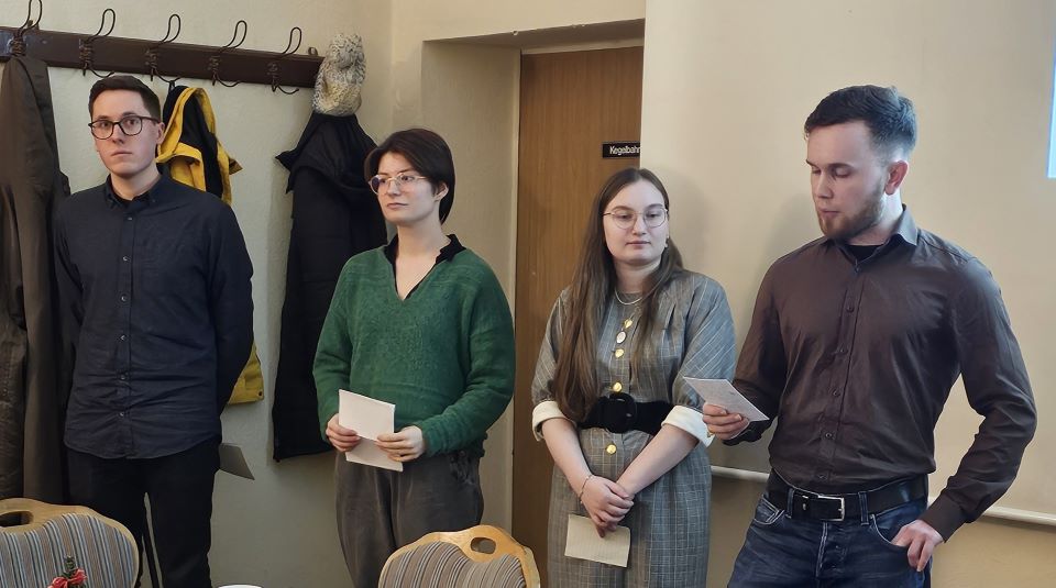 v.l.: Lukas Kirmse, Béatrice Dippold, Lea Schnelle und Maximilian Pielen - Studenten der der Fachhochschule Potsdam des Studiengangs Archiv
(Nicht auf dem Foto ist Nils Gödecke) bei ihrer Präsentation