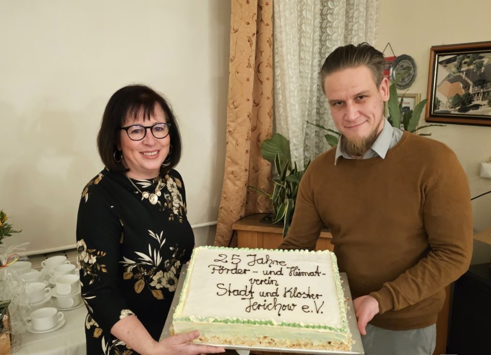 Bäckermeister und Vereinsmitglied Philipp Rhodmann übergab anläßlich des Vereinsjubiläums eine Torte an Vorsitzende Yvette Below