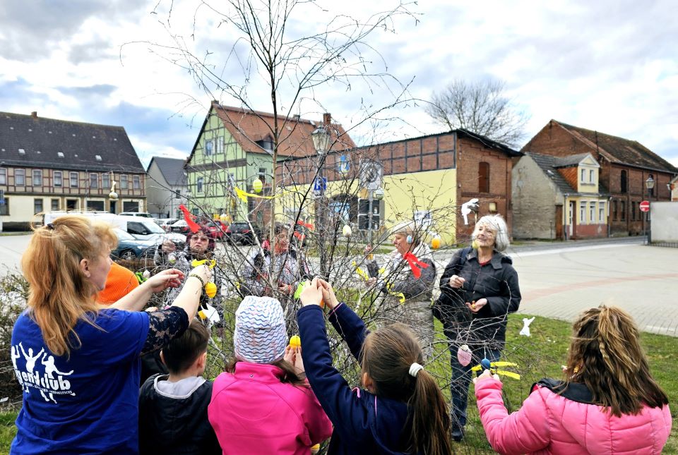 Jerichow wird wieder mit einem Ostereierbaum verschönert.